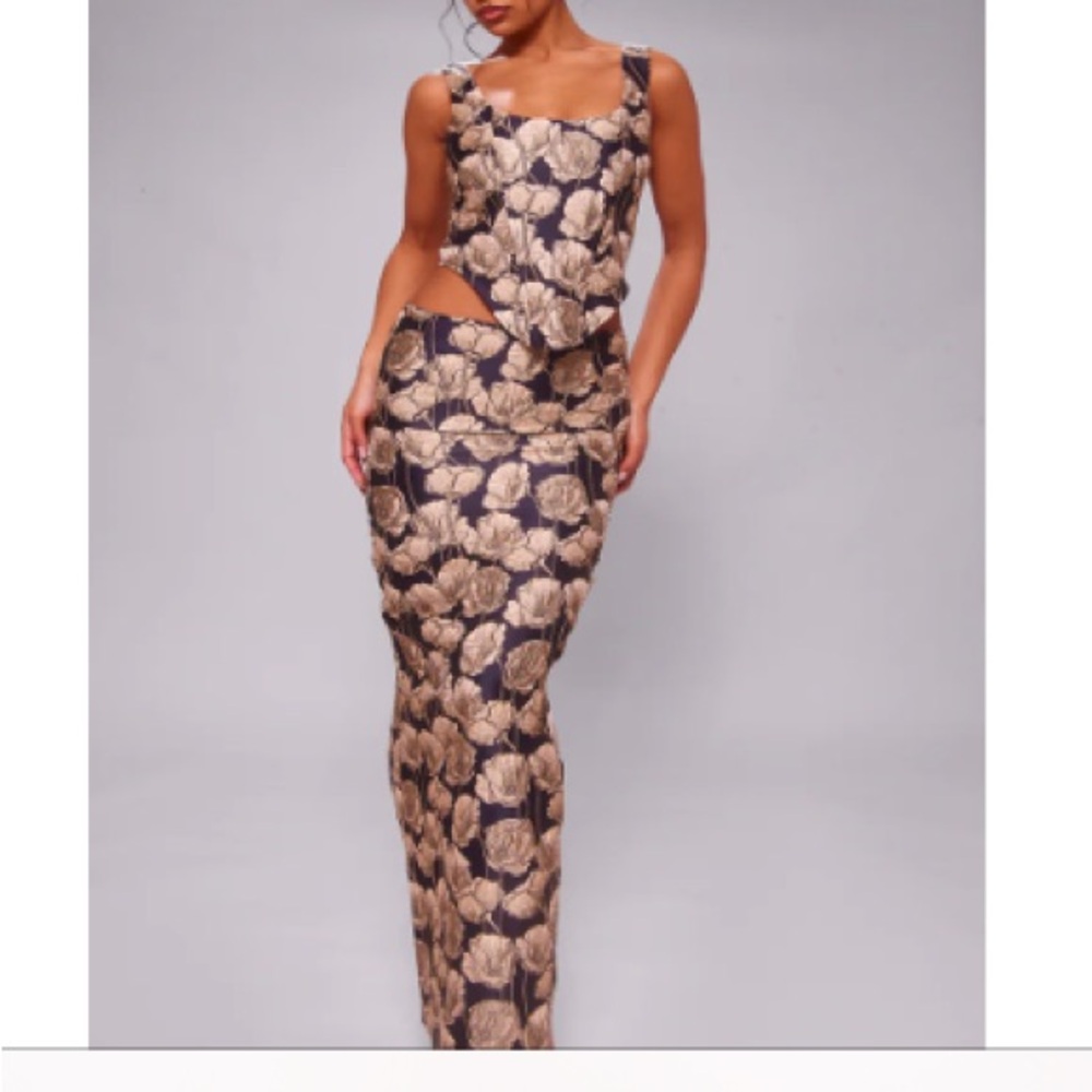 *NWT : Pretty Little Thing- Navy Jacquard Maxi Skirt - Size 4